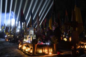 Символические "Лучи памяти" над могилами павших защитников во Львове