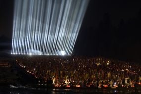 Символические "Лучи памяти" над могилами павших защитников во Львове