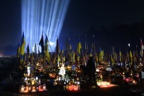 Символические "Лучи памяти" над могилами павших защитников во Львове