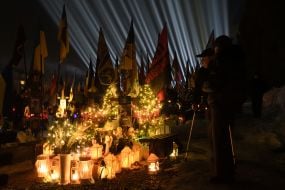 Символические "Лучи памяти" над могилами павших защитников во Львове
