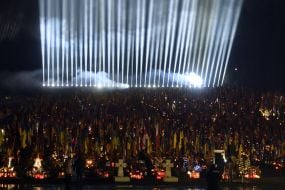 Символические "Лучи памяти" над могилами павших защитников во Львове