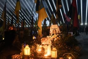 Символические "Лучи памяти" над могилами павших защитников во Львове