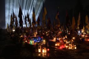 Символические "Лучи памяти" над могилами павших защитников во Львове