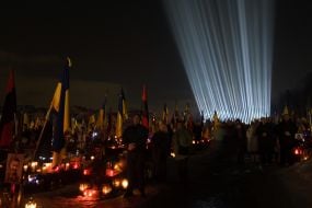 Символические "Лучи памяти" над могилами павших защитников во Львове