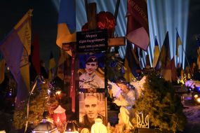 Символические "Лучи памяти" над могилами павших защитников во Львове