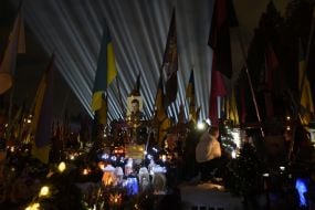 Символические "Лучи памяти" над могилами павших защитников во Львове