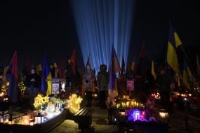 Символические "Лучи памяти" над могилами павших защитников во Львове