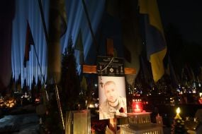 Символические "Лучи памяти" над могилами павших защитников во Львове