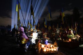 Символические "Лучи памяти" над могилами павших защитников во Львове
