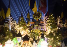 Символические "Лучи памяти" над могилами павших защитников во Львове