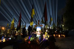 Символические "Лучи памяти" над могилами павших защитников во Львове