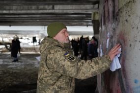 Військовослужбовець біля Романівського мосту,  так званої «Дороги життя», в Ірпені