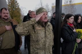 Люди вшановують пам'ять полеглих захисників України на міському кладовищі в Бучі