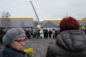 Люди вшановують пам'ять полеглих захисників України на міському кладовищі в Бучі