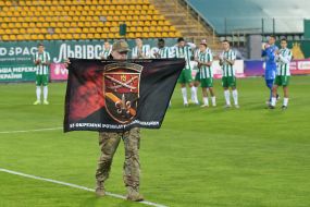 Военнослужащие с военным флагом на поле