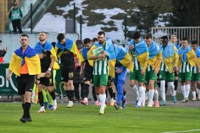 Игроки ФК «Карпаты» (Львов) и ФК "Колос" (Ковалевка) выходят на поле