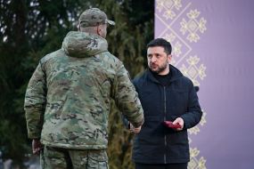 Володимир Зеленський вручає нагороди захисникам-мусульманам