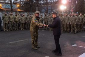 Владимир Зеленский вручает награды защитникам-мусульманам