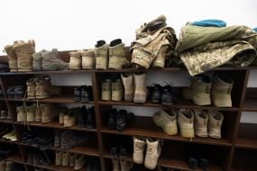 Военные берцы на полках для обуви