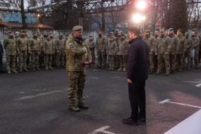 Владимир Зеленский вручает награды защитникам-мусульманам