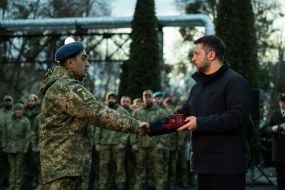 Владимир Зеленский вручает награды защитникам-мусульманам