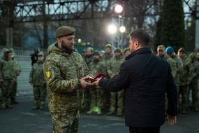 Владимир Зеленский вручает награды защитникам-мусульманам