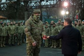 Владимир Зеленский вручает награды защитникам-мусульманам