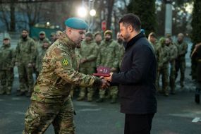 Владимир Зеленский вручает награды защитникам-мусульманам