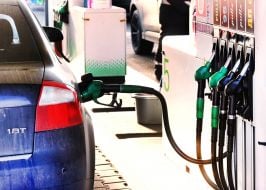 Автомобили на автозаправке в Киеве