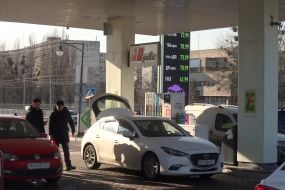 Автомобили на автозаправке в Киеве