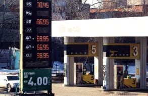 Информационное табло с ценами на горючее на АЗС в Киеве