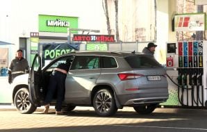 Автомобили на автозаправке в Киеве