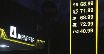 Информационное табло с ценами на горючее на АЗС в Киеве