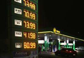 Информационное табло с ценами на горючее на АЗС в Киеве