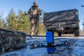 Военный тестирует дрон