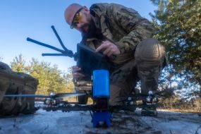 Военный тестирует дрон