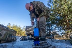 Военный тестирует дрон