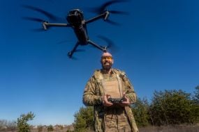 Военный тестирует дрон