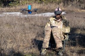 Военный тестирует дрон