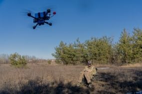 Военный тестирует дрон