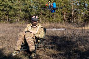 Военный тестирует дрон