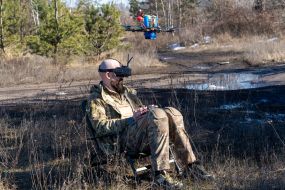 Военный тестирует дрон