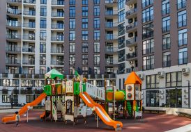 Дети играют на игровой площадке нового жилого комплекса в Ужгороде