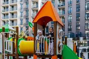 Дети играют на игровой площадке нового жилого комплекса в Ужгороде