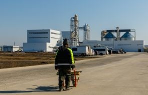 Рабочий с тачкой на территории предприятия ООО "БФ ЗАВОД"