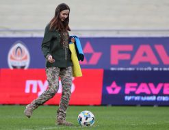 Боевой медик Элина Мединина сделала первый символический удар по мячу