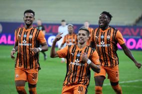 Игроки ФК "Шахтер" радуются забитому голу