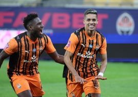 Игроки ФК "Шахтер" радуются забитому голу