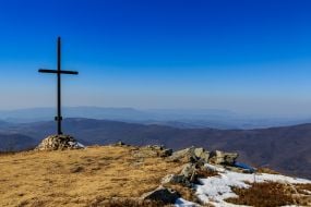 Восьмиметровый поклонный Крест на Полонине Руна
