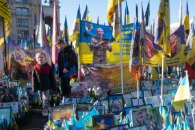 Мальчики возле флажков в память о погибших защитниках Украины